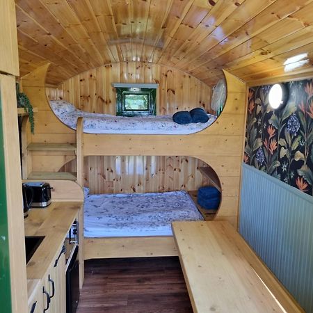 Woodie The Shepherds Hut - Sleeps 4 Chichester Bagian luar foto