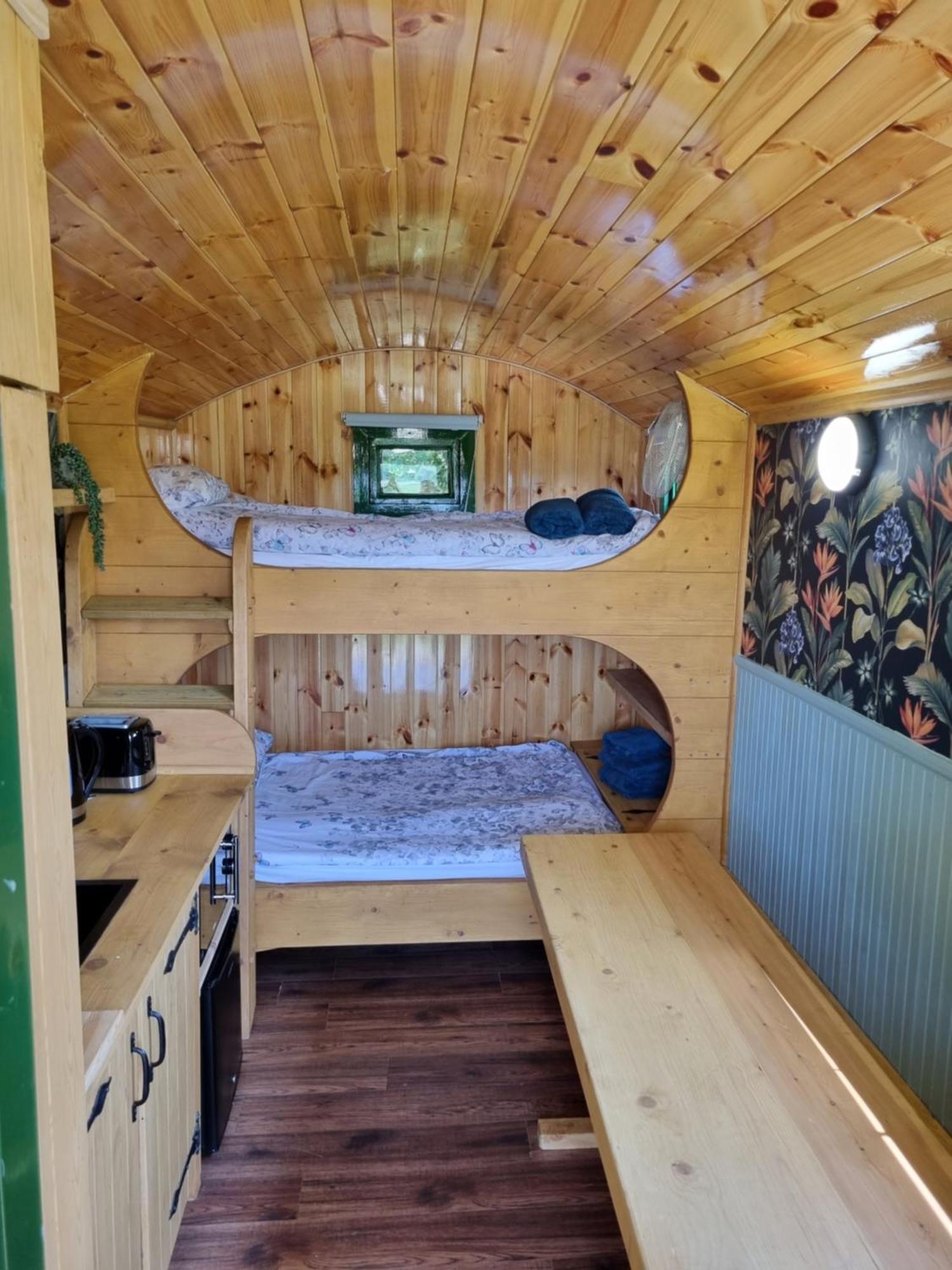 Woodie The Shepherds Hut - Sleeps 4 Chichester Bagian luar foto