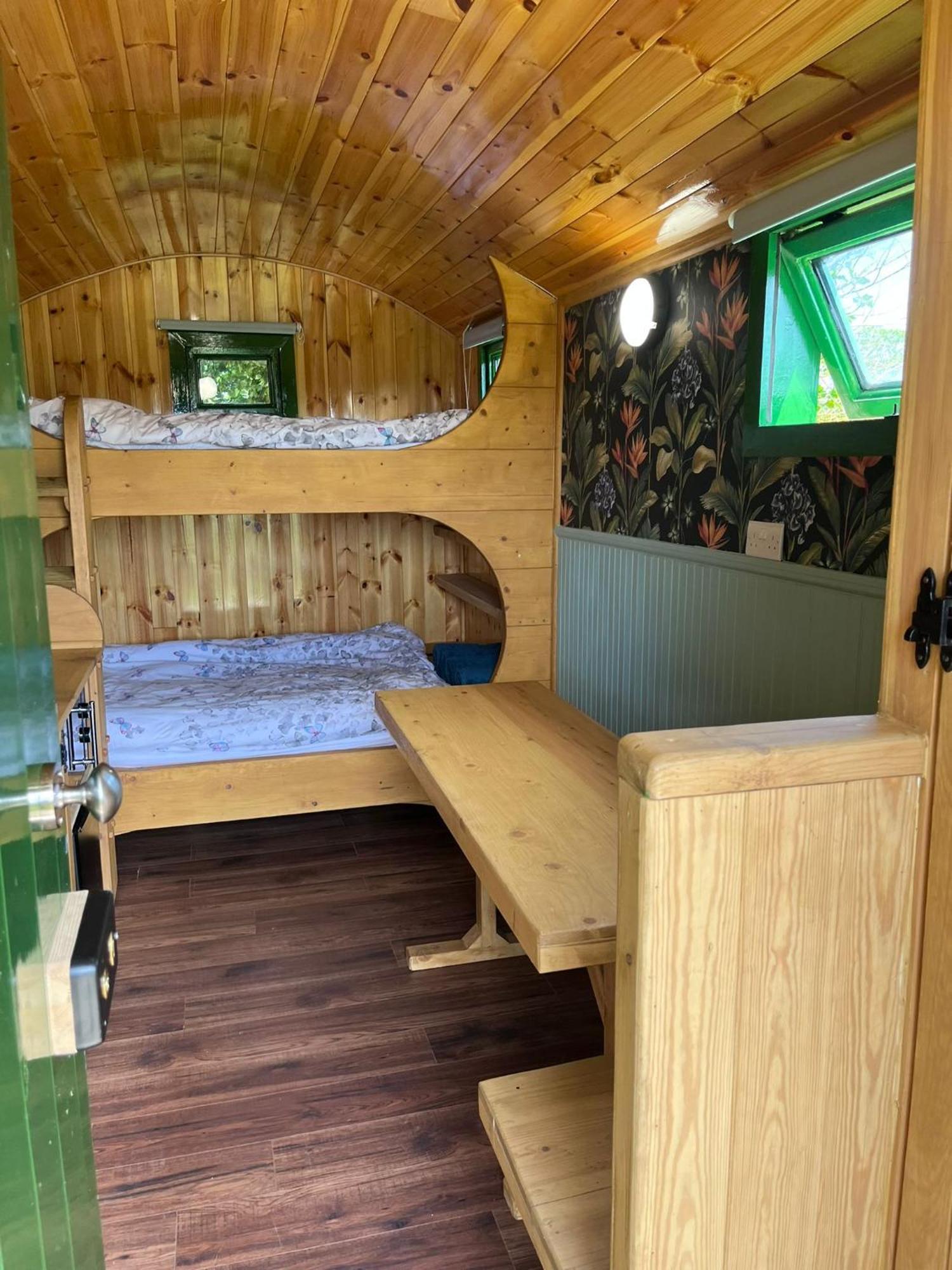 Woodie The Shepherds Hut - Sleeps 4 Chichester Bagian luar foto